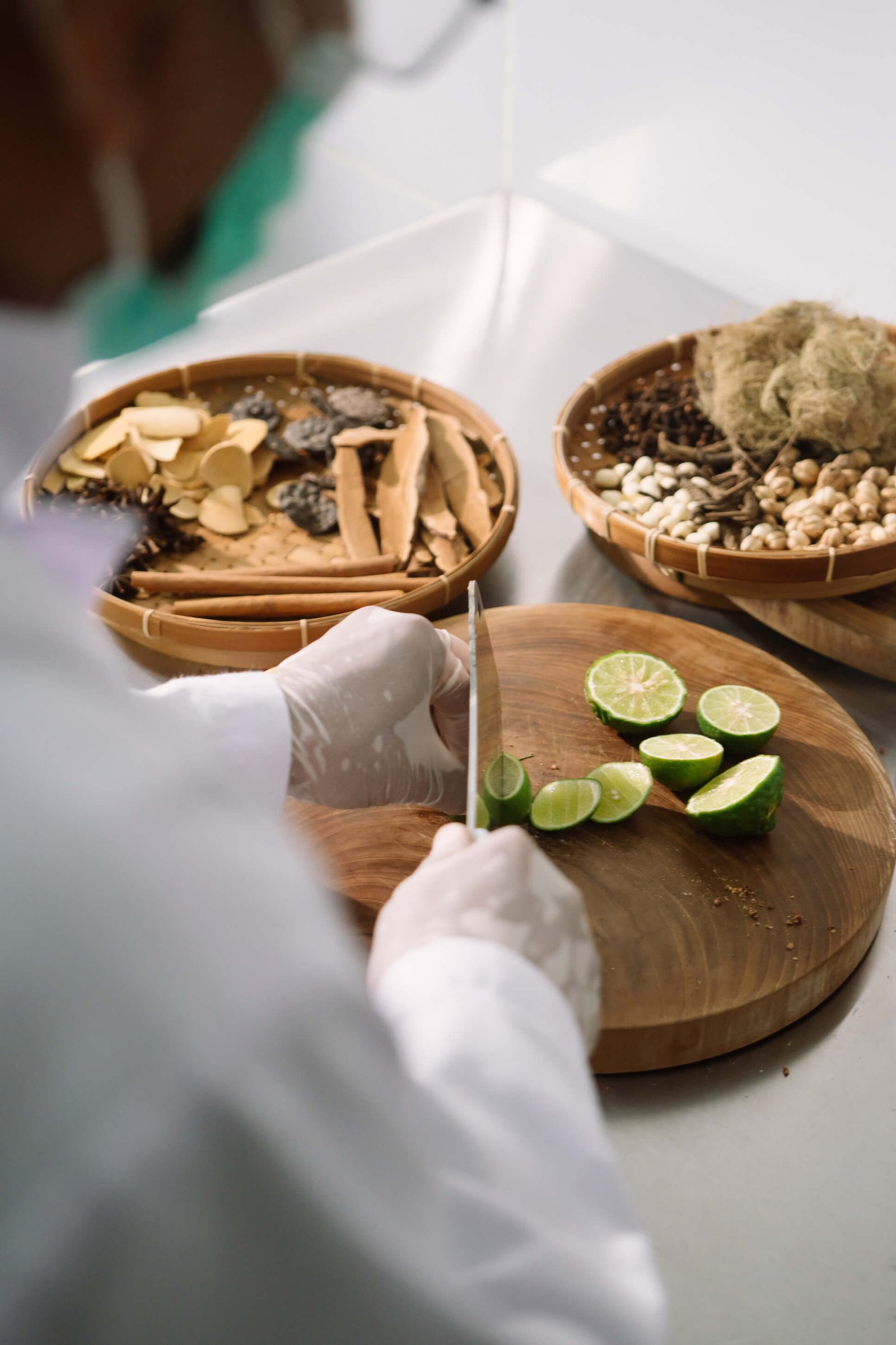 Persiapan bahan botanikal tradisional Bali untuk proses infusi Herbal Body Oil Taru Bali